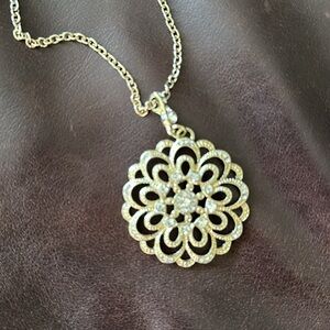 Like New Faux Gold Pendant Necklace